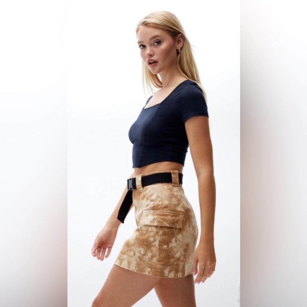 PacSun belted cargo skirt in brown tie dye print. Size 24” 
EUC